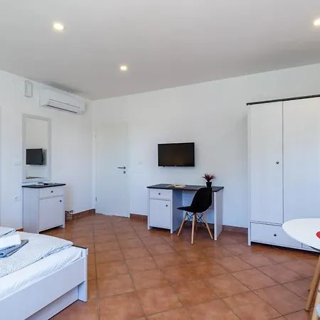 アパート Narcisa ウマグ